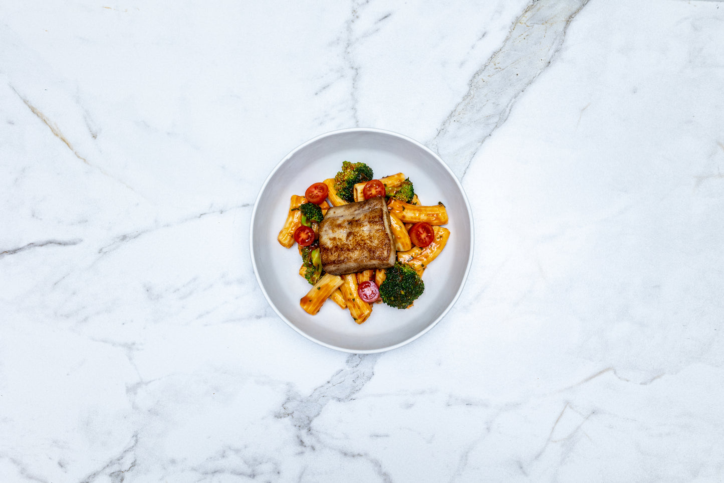 Mahi Mahi con Rigatoni de Tomate y Albahaca