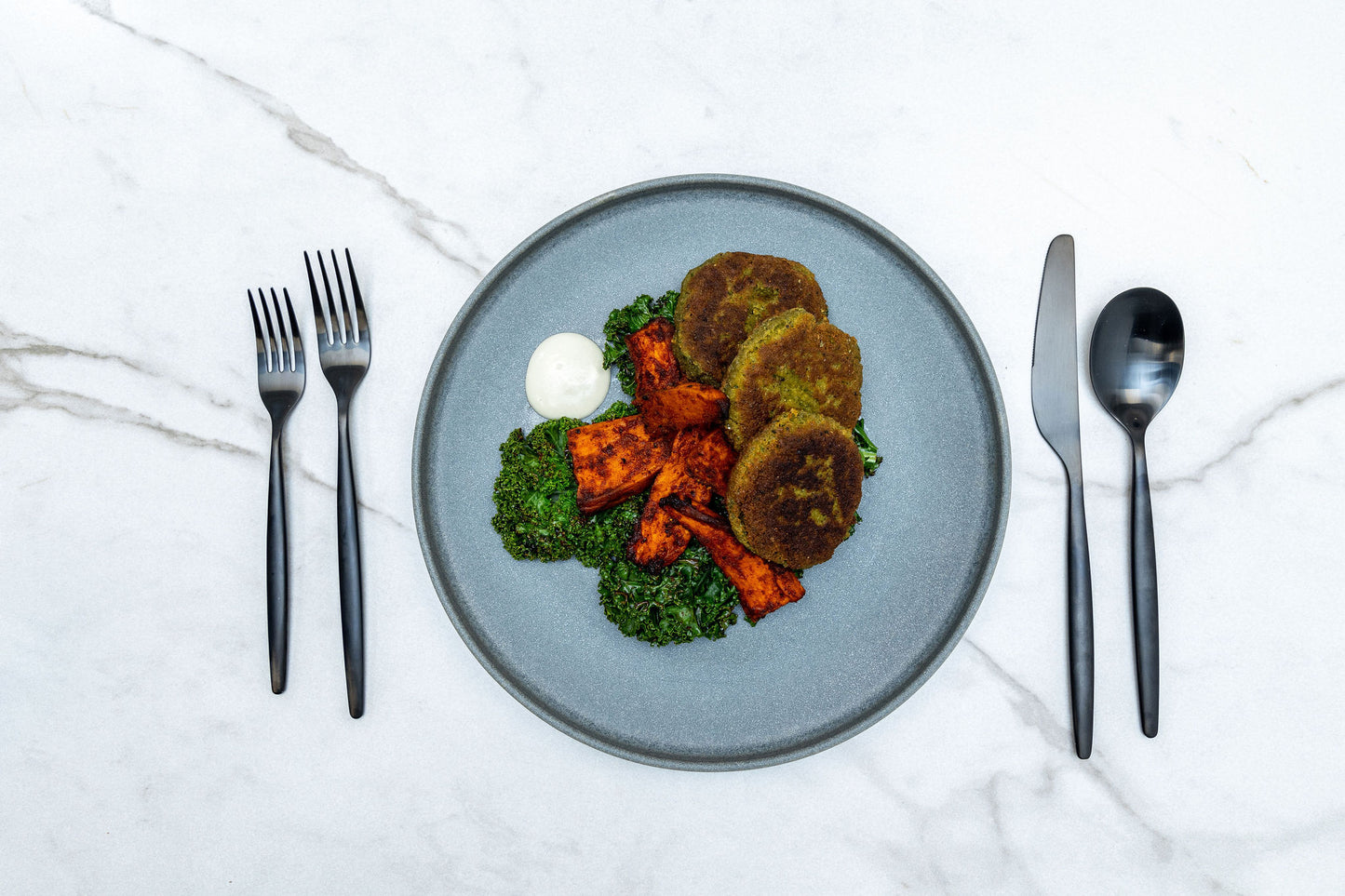 Falafel con Gajos de Camote y Kale