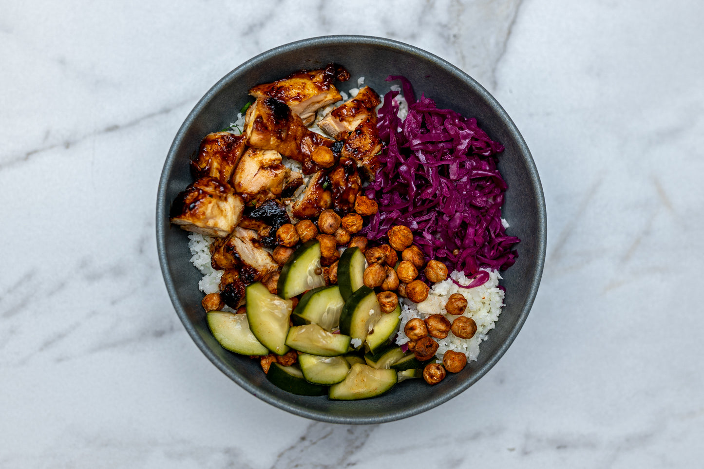 Muslo de Pollo Adobado con Arroz de Coliflor, Garbanzos con Chile y Limón y Salsa Verde