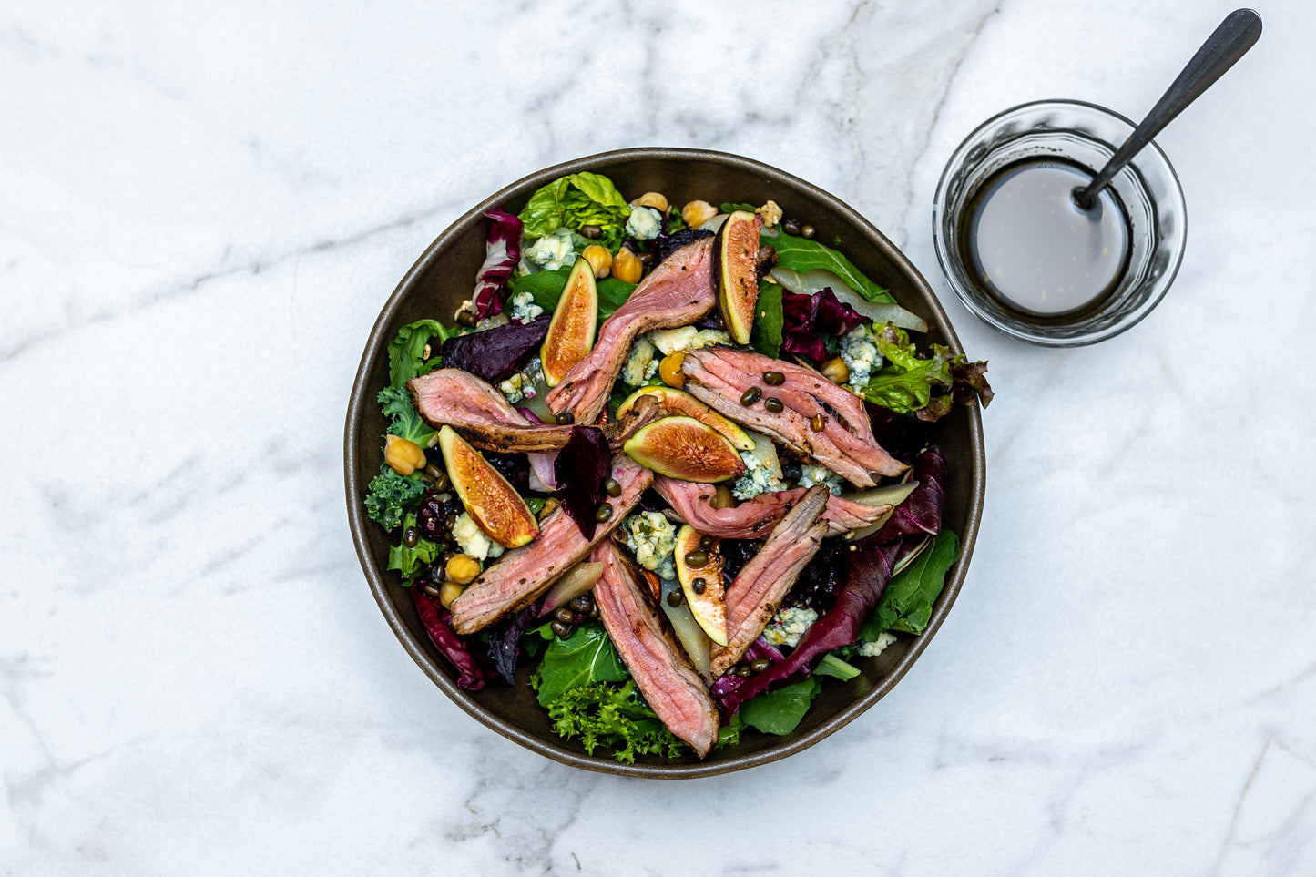 Ensalada de Arúgula con Pera Escalfada y Queso Feta con Vinagreta de Miel y Aderezo Balsámico - Bistec