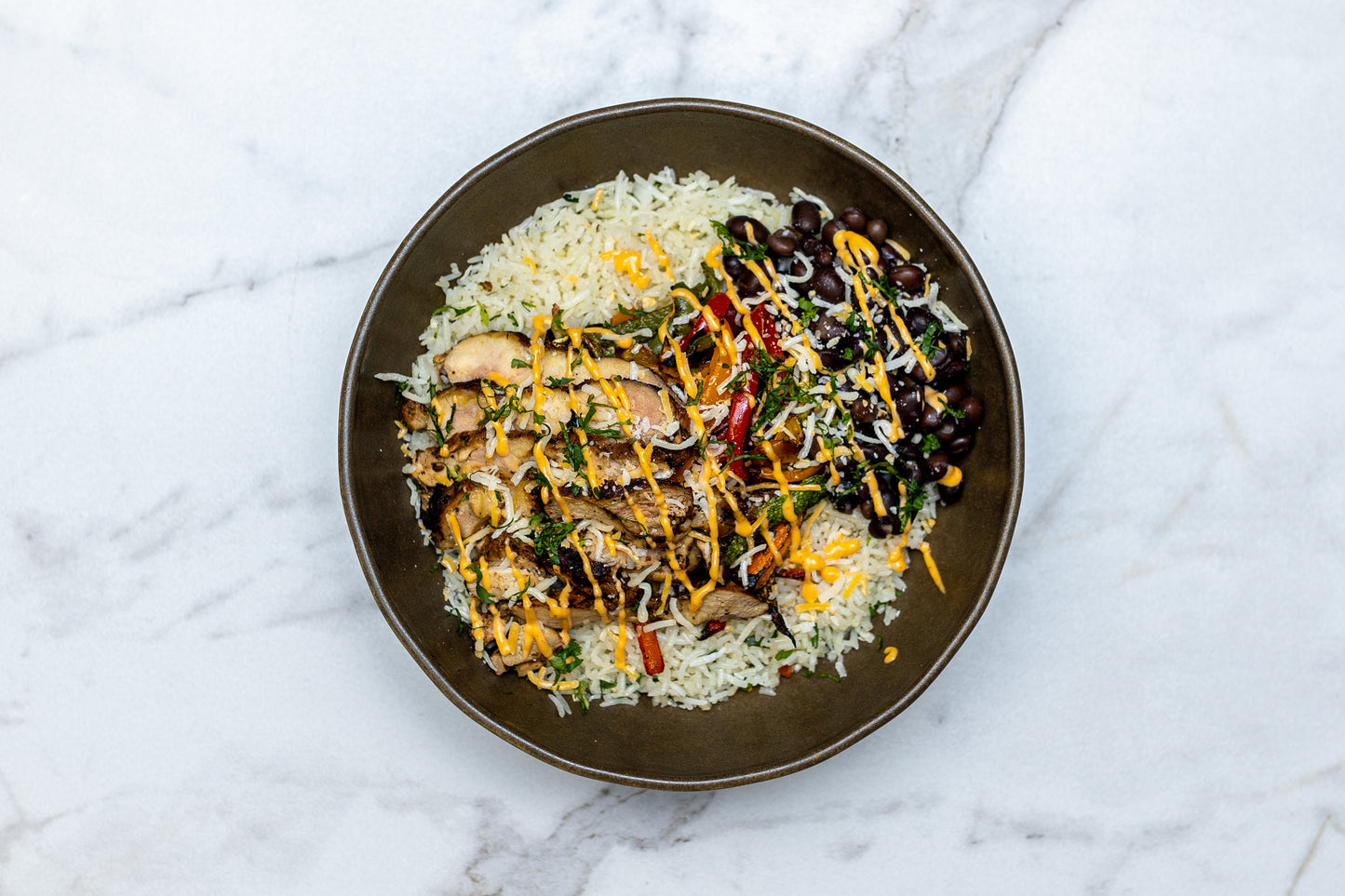 Bowl de Fajita de Pollo con Arroz al Cilantro y Lima, Frijoles Negros y Crema de Chipotle