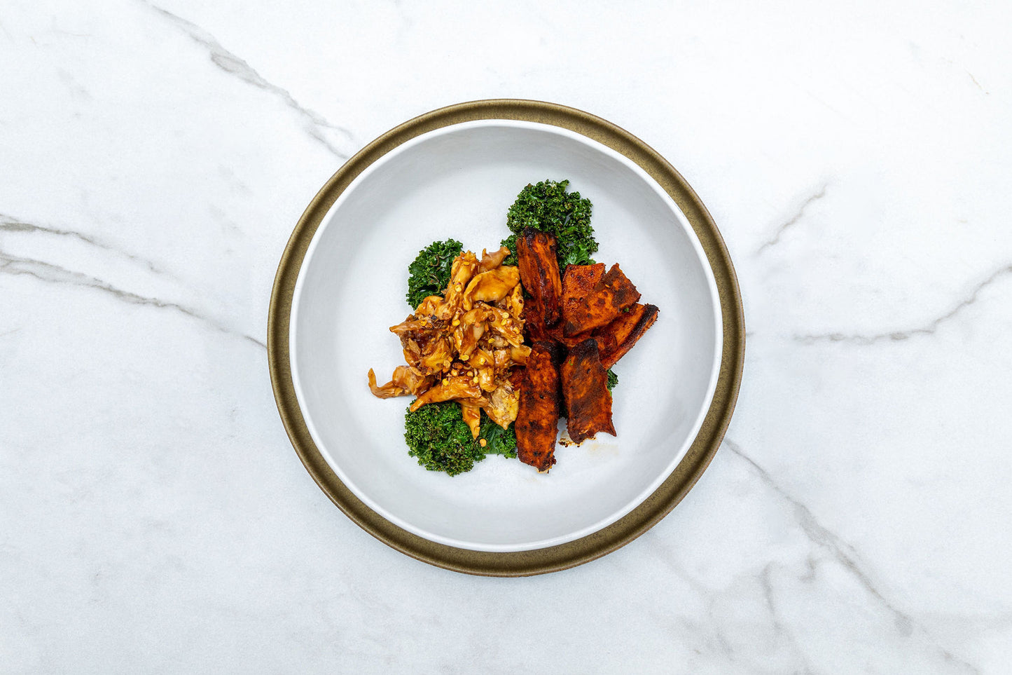 Pollo desmenuzado a la barbacoa con gajos de batata con ajo picante y col rizada