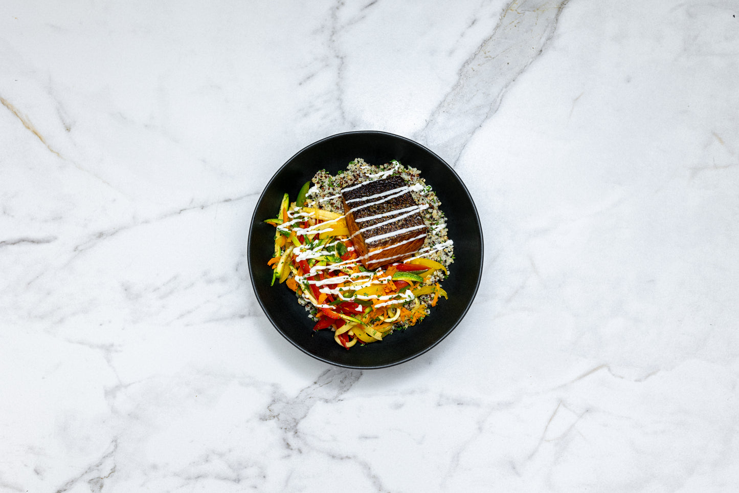 Tazón de salmón con cereales y verduras asadas
