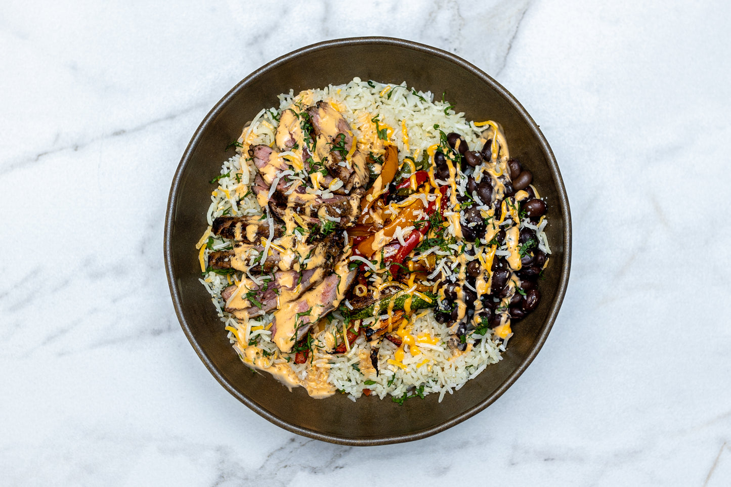 Bowl de Fajita de Bistec con Arroz al Cilantro y Lima, Frijoles Negros y Crema de Chipotle