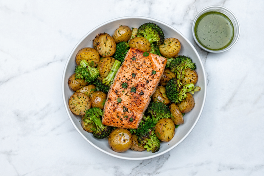 Salmón a la mostaza y miel con patatas tiernas y brócoli