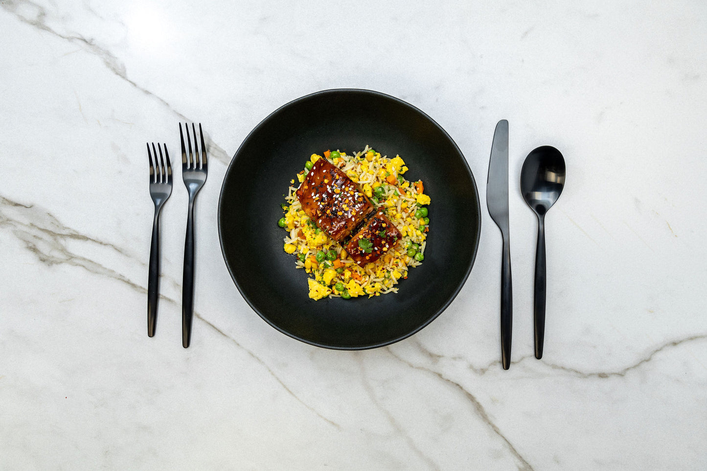 Arroz Frito con Salmon Ponzu y Ensalada Verdes
