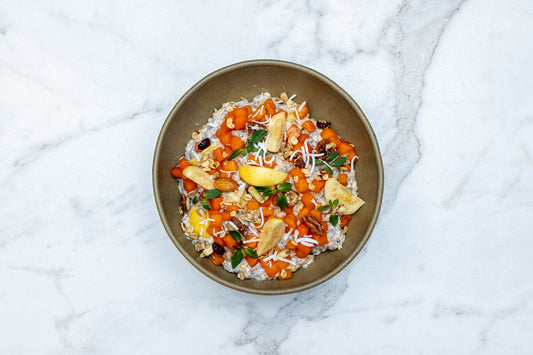 Guayaba Chia Overnight Oats con Topping de Papaya y Nueces