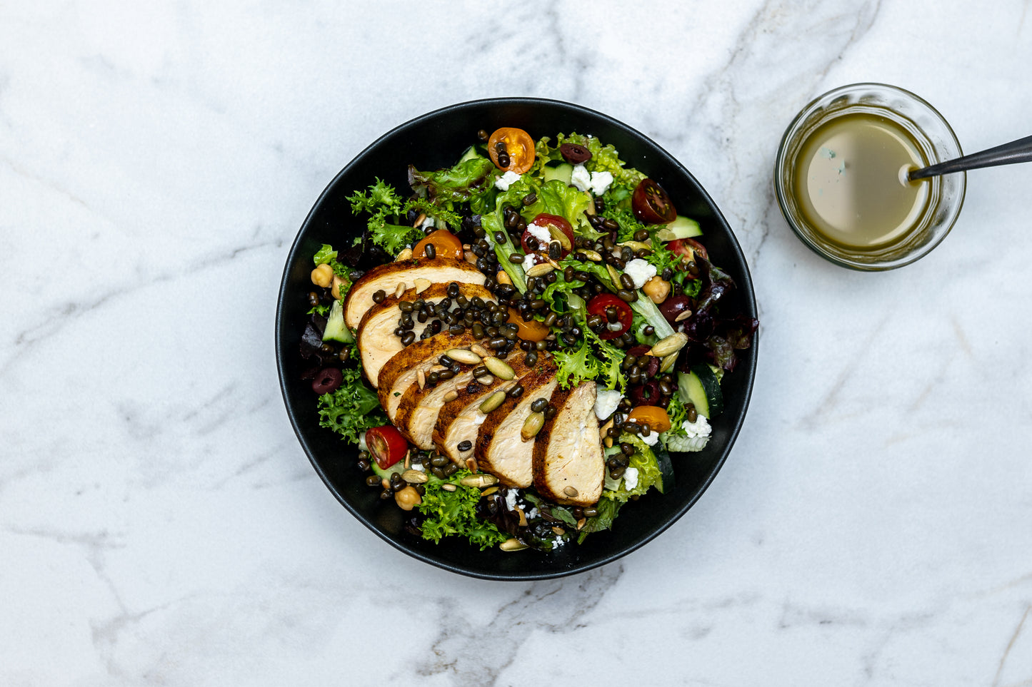 Ensalada Mediterránea y Lentejas con Pollo