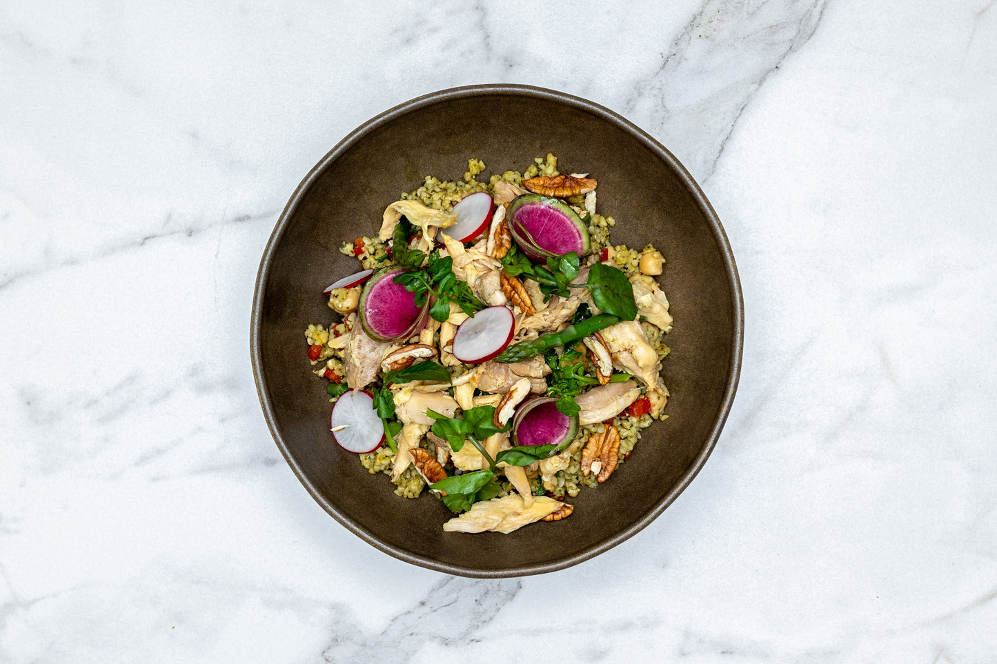 Tazón Verde con Pollo - Base de Bulgur y Cebada con Pesto de Ensalada de Rúcula, Espárragos, Pimiento Morrón, Garbanzos, Rábano y Nueces