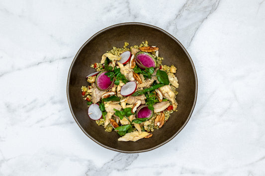 Tazón Verde con Pollo - Base de Bulgur y Cebada con Pesto de Ensalada de Rúcula, Espárragos, Pimiento Morrón, Garbanzos, Rábano y Nueces