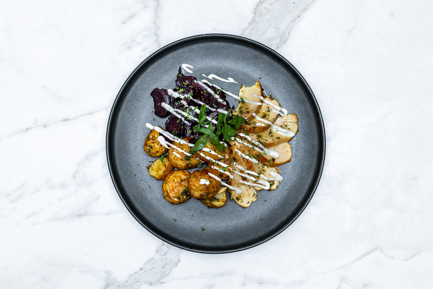 Pollo al Limón con Salsa de Rábano Picante, Betabel Glaseado con Balsámico y Papas 