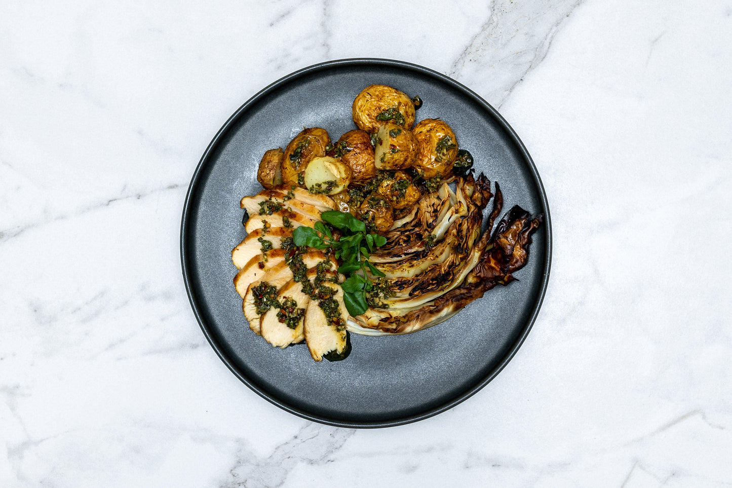 Chimichurri de Pollo con Baby Papas y col Salteada